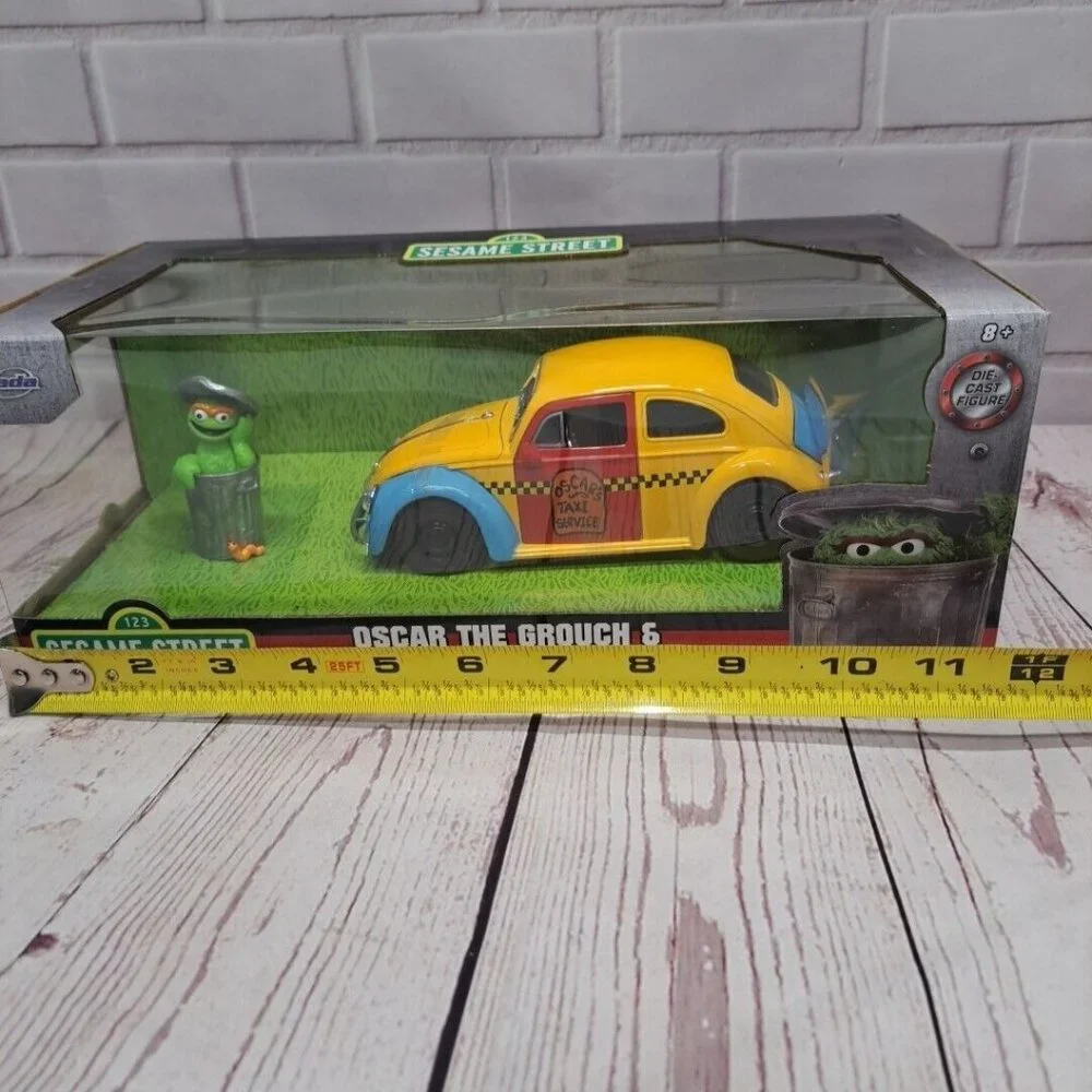 Oscar The Grouch & 1959 Volkswagen Beetle Die-Cast Model 1:43 Scale Hollywood Ri - Picture 9 of 9